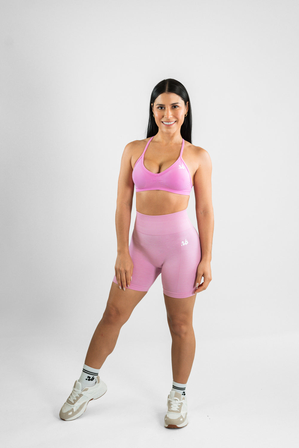 Pinker  2in1 Crossback Backless Sport BH von vorne Ganzkörperaufnahme
