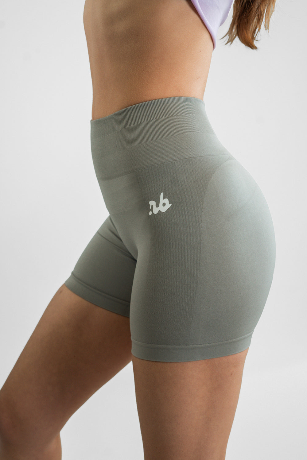 Grey Figure Scrunch Shorts von der Seite Nahaufnahme
