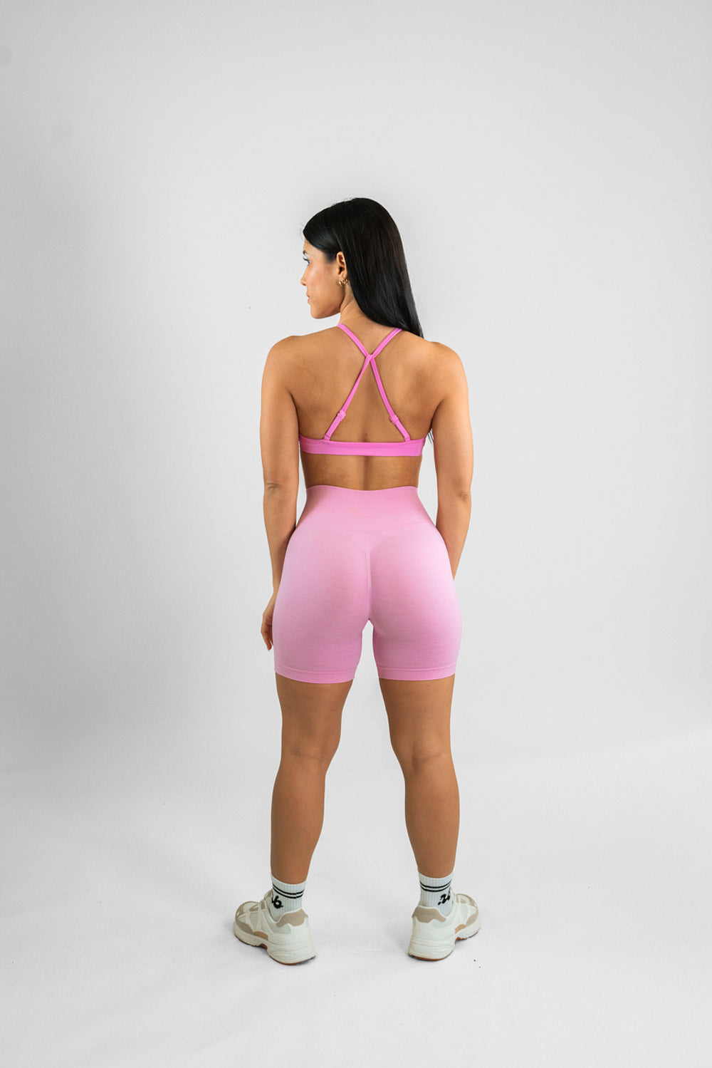 Pinke Figure Scrunch Shorts von hinten Ganzkörperaufnahme