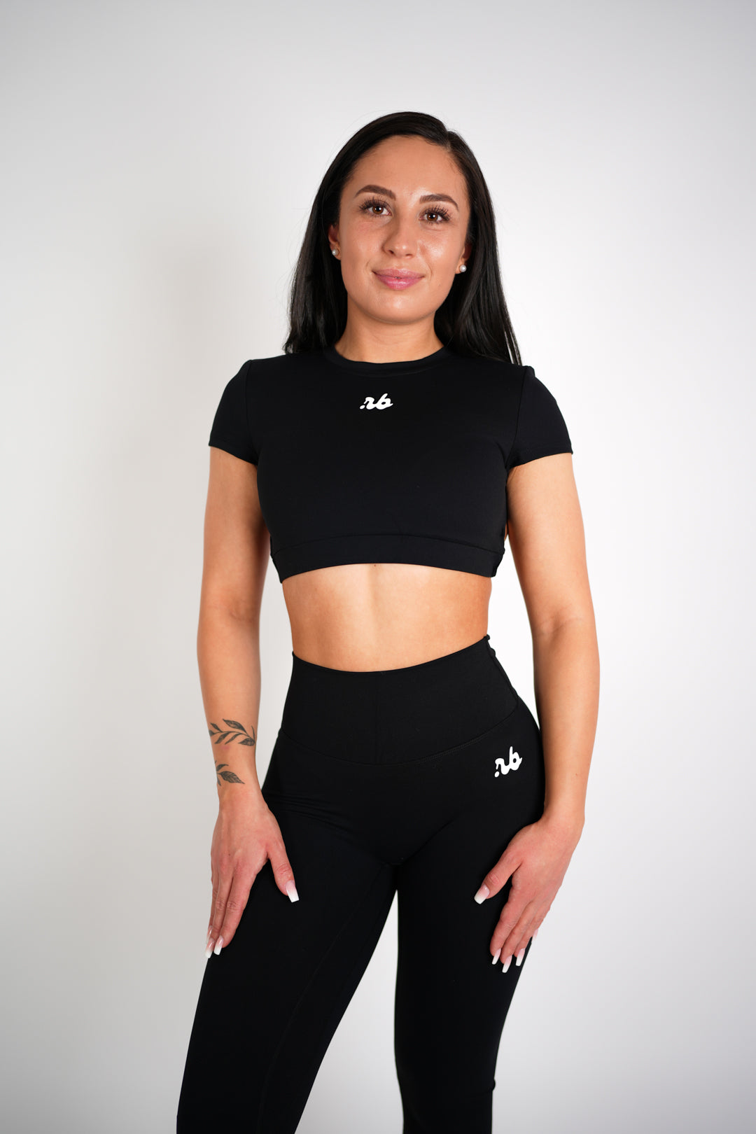 Glamour Cutout Back T-Shirt Black von vorne nah