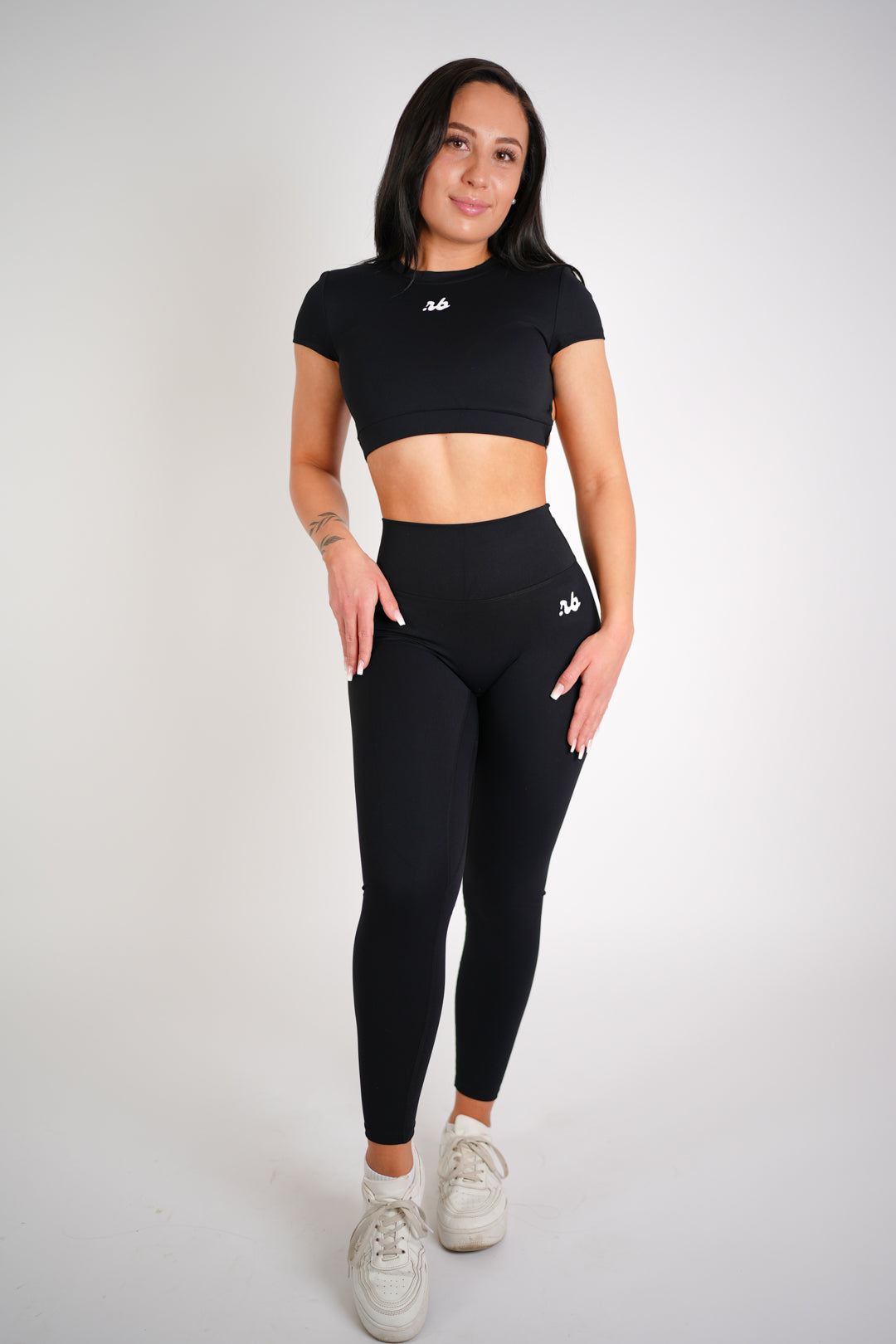 Glamour Cutout Back T-Shirt Black von vorne