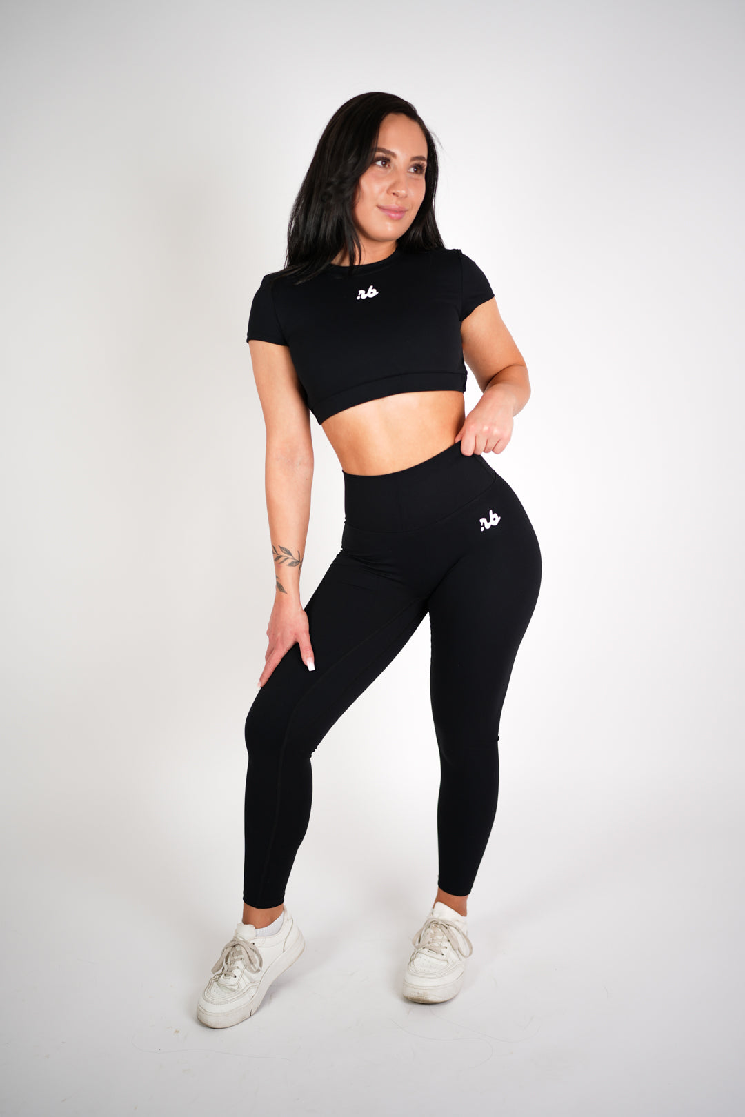 Glamour Scrunch Leggings Black von vorne posiert