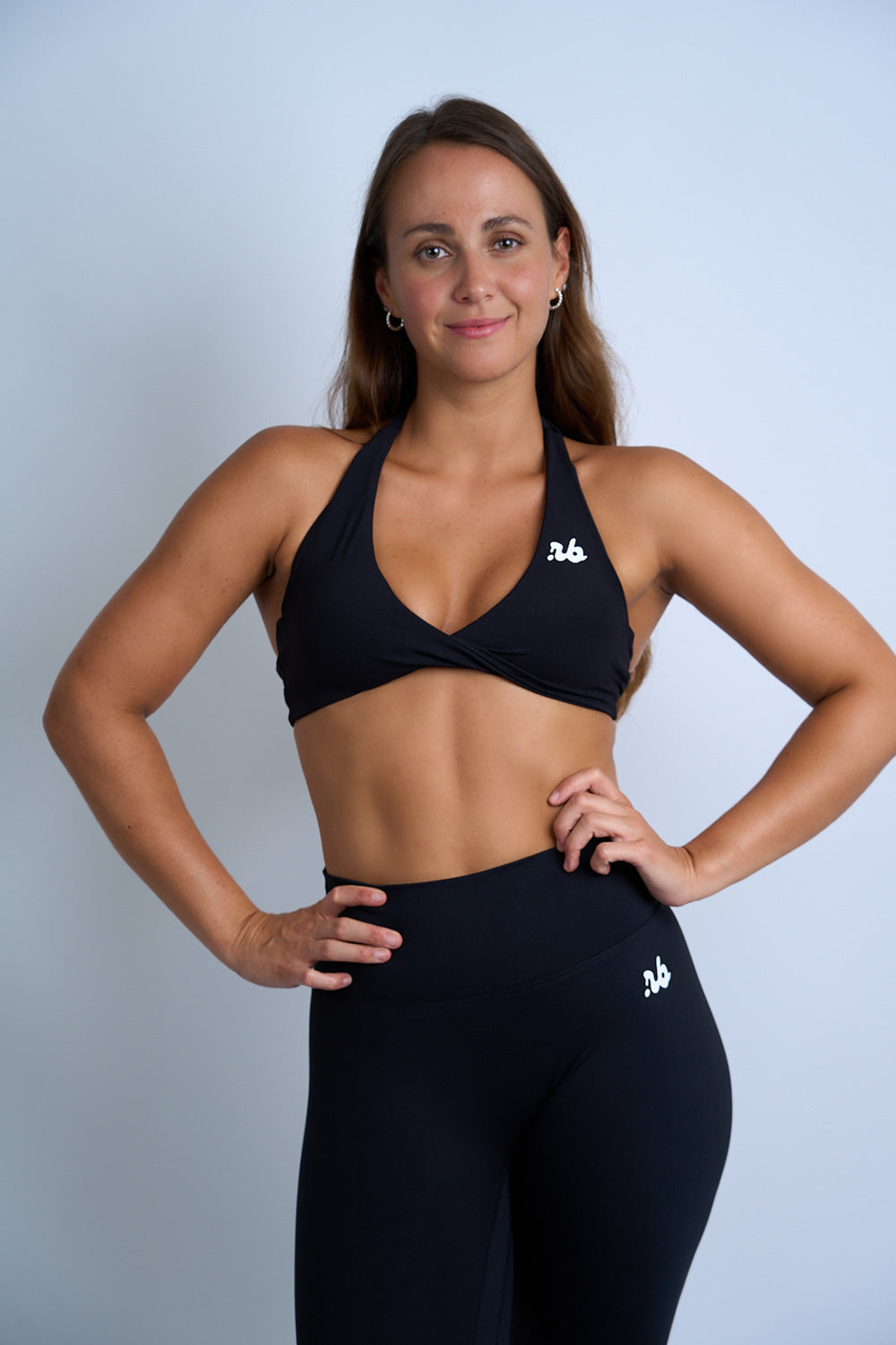 schwarzer Twist Backless Sport-BH von vorne