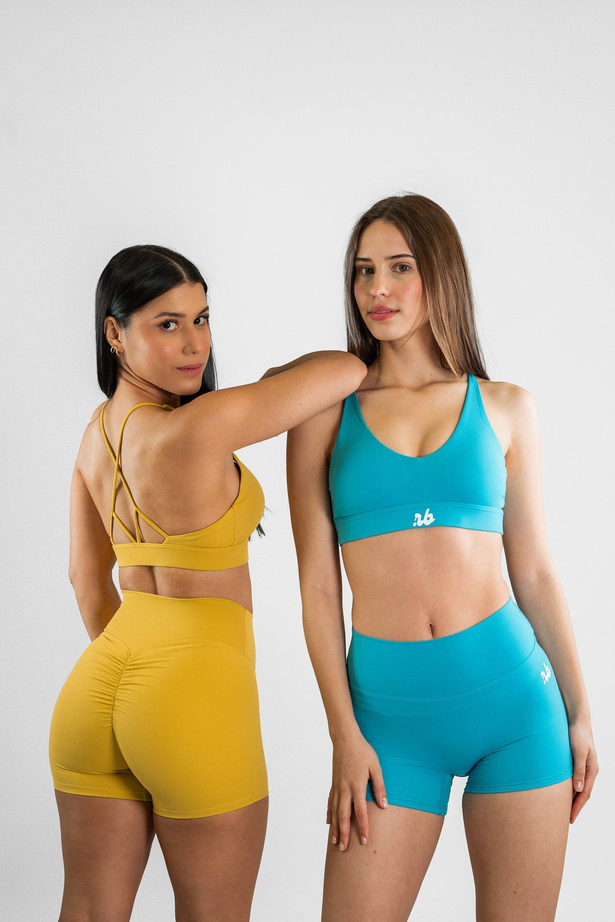 zwei Frauen in der rb Fitwear Kollektion