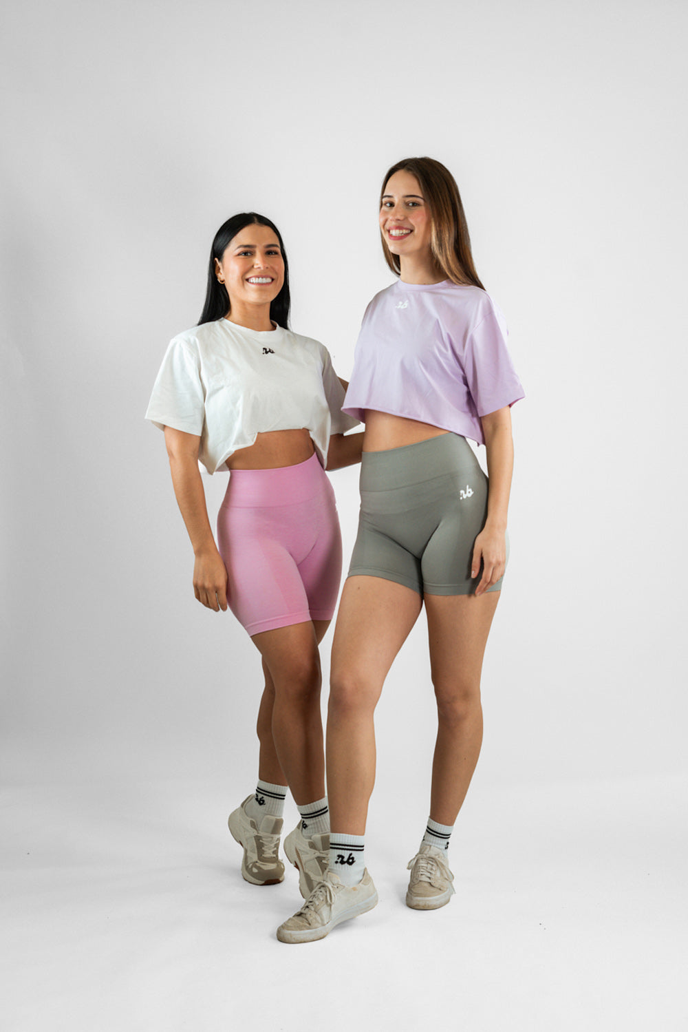 zwei Frauen targen das cropped sport T-Shirt und lachen