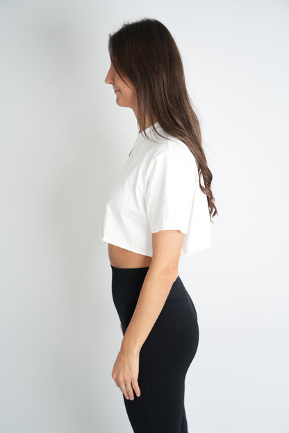 White Cropped Sport T-Shirt von der Seite Nahaufnahme