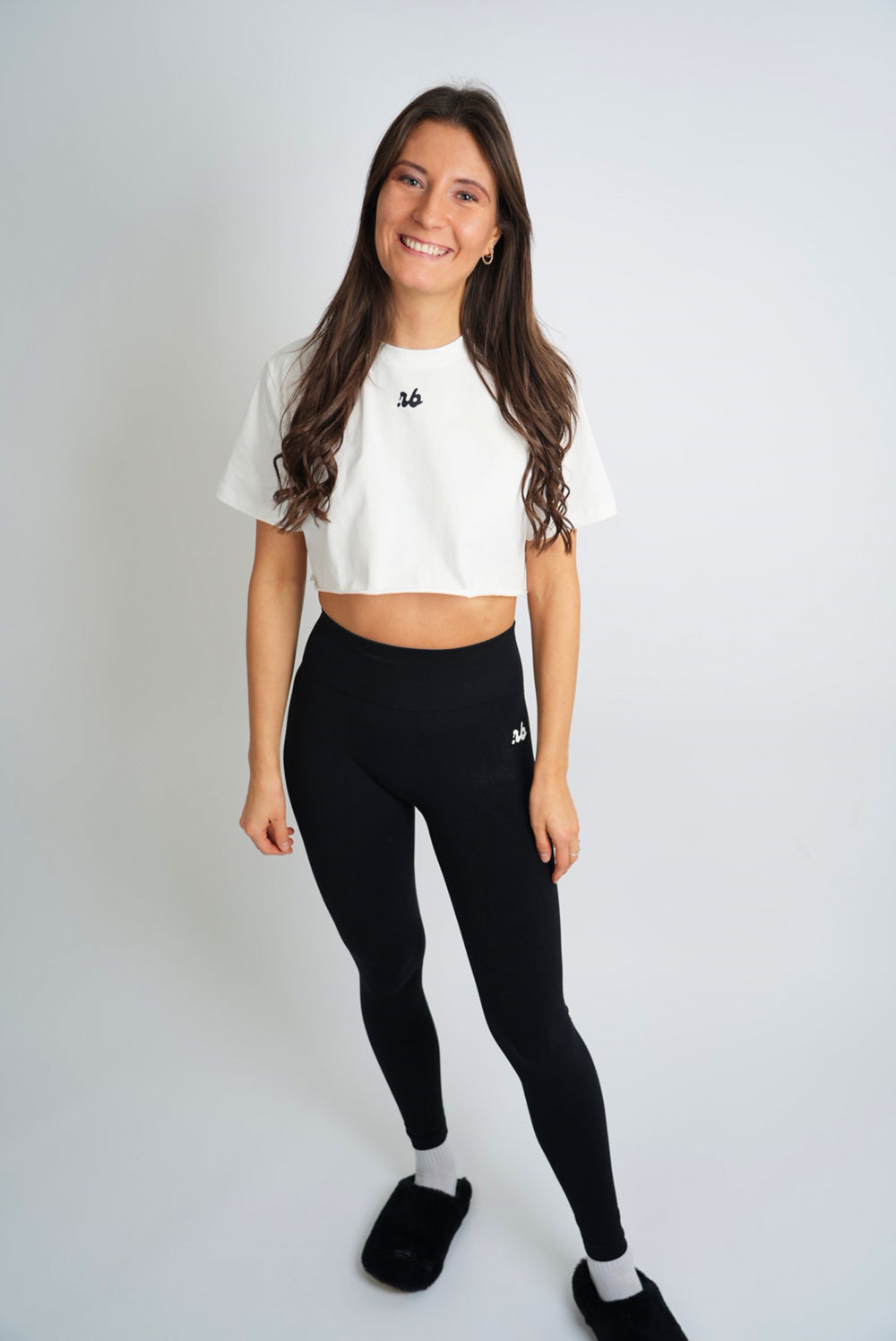 White Cropped Sport T-Shirt von vorne Ganzkörperaufnahme