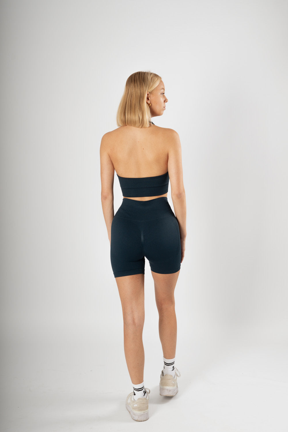 blau grüne Daily Seamless Scrunch Shorts von hinten Ganzkörperaufnahme