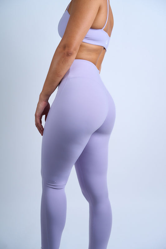 Light Purple Shaping Scrunch Leggings von hinten Nahaufnahme