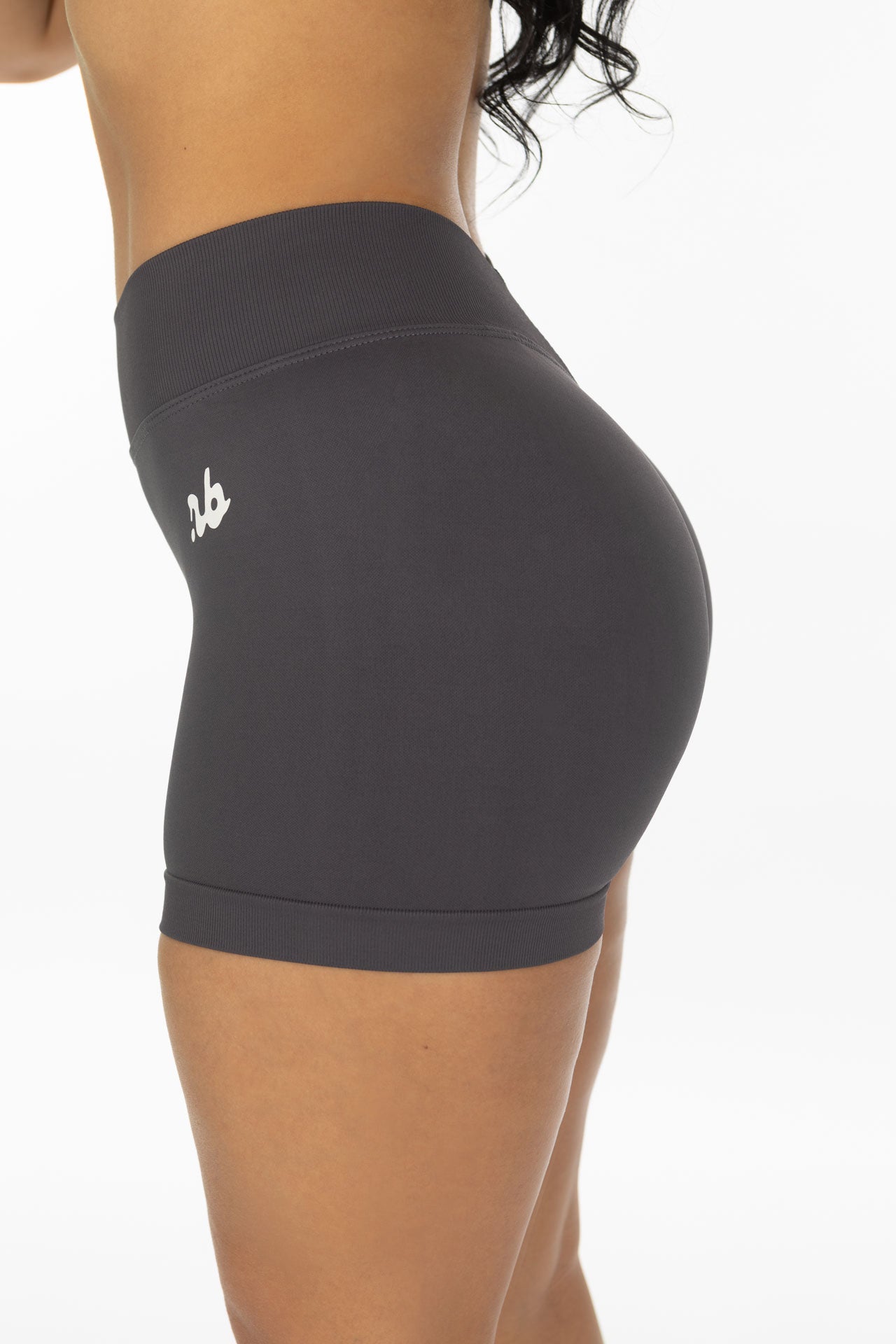 graue Sportwave Scrunch Seamless Shorts seitlich Nahaufnahme