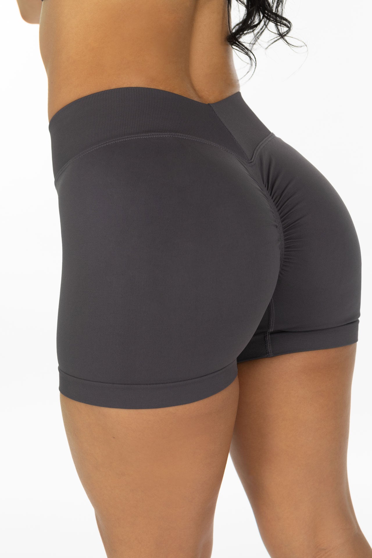 graue Sportwave Scrunch Seamless Shorts von hinten