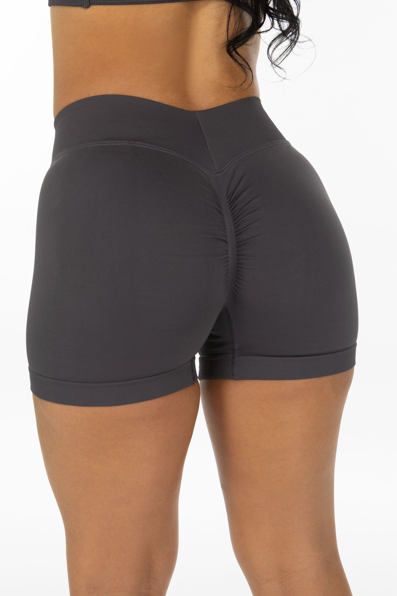 graue Sportwave Scrunch Seamless Shorts von hinten