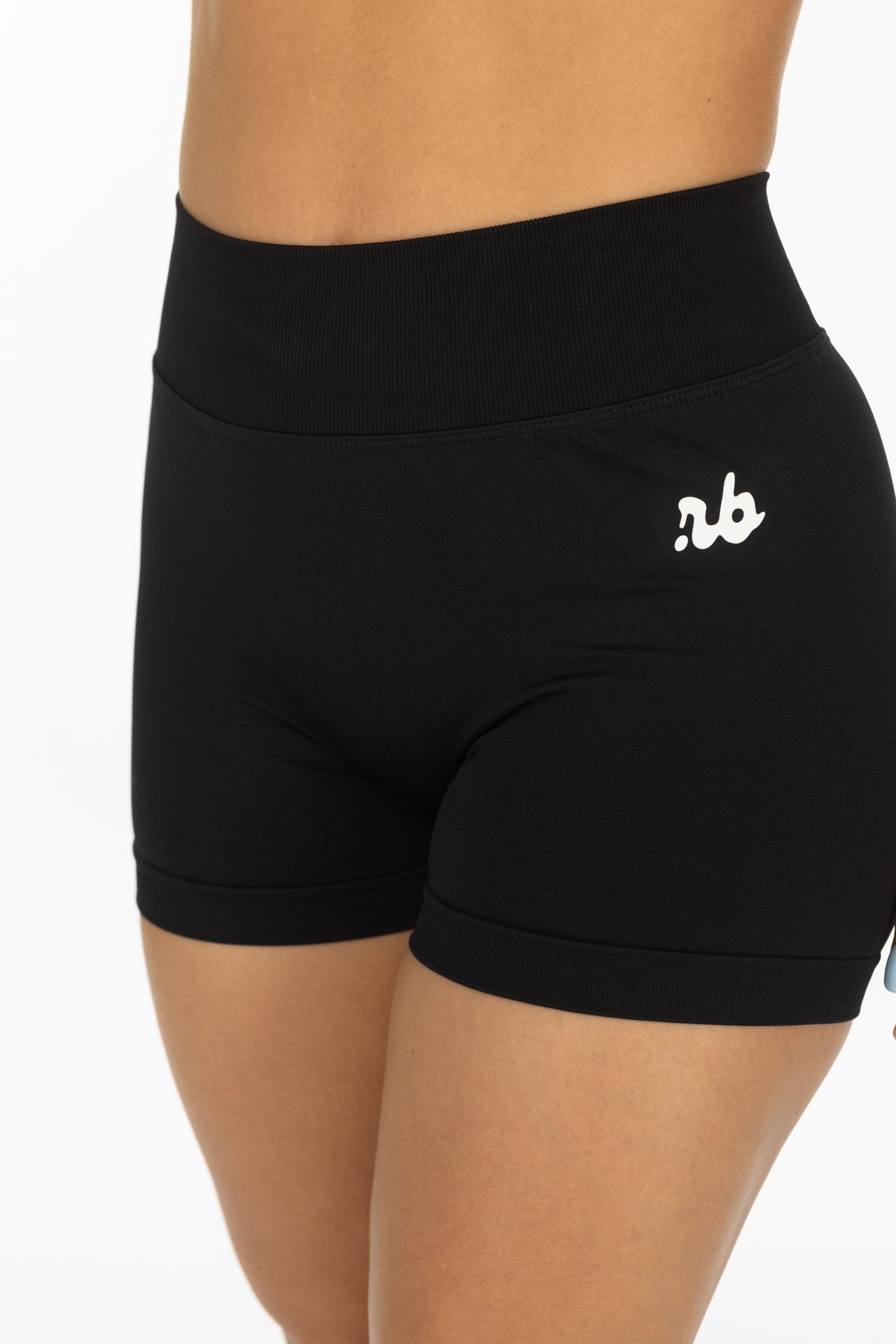 schwarze Sportwave Scrunch Seamless Shorts von vorne